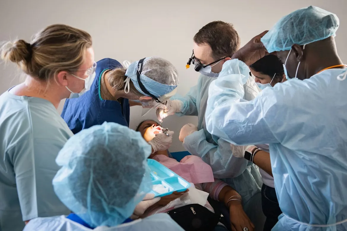 Equipe odontológica trabalhando em conjunto
