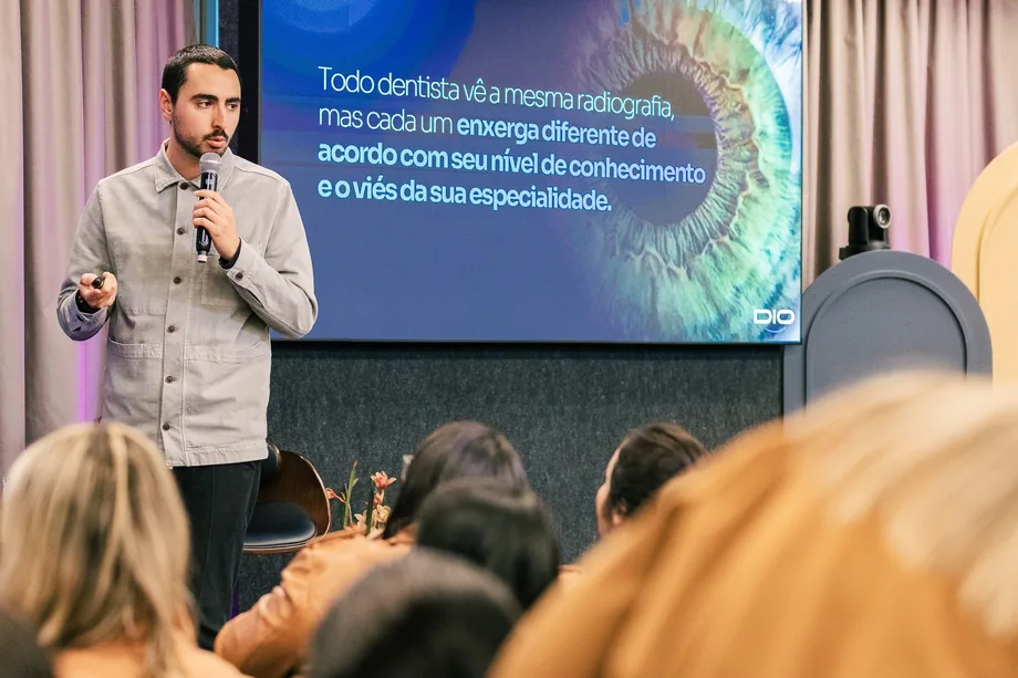 Caio Mathias apresentando sobre IA aplicada à odontologia